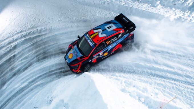 Rally Sweden 2024 Thierry Neuville Hyundai in de sneeuw