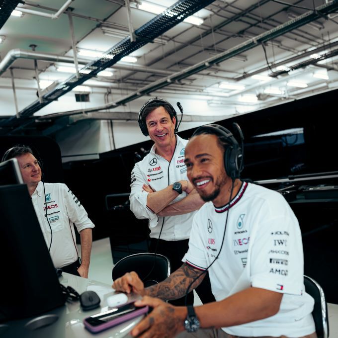 Toto_Wolff_en_Lewis_Hamilton_lachen_samen_nog_steeds