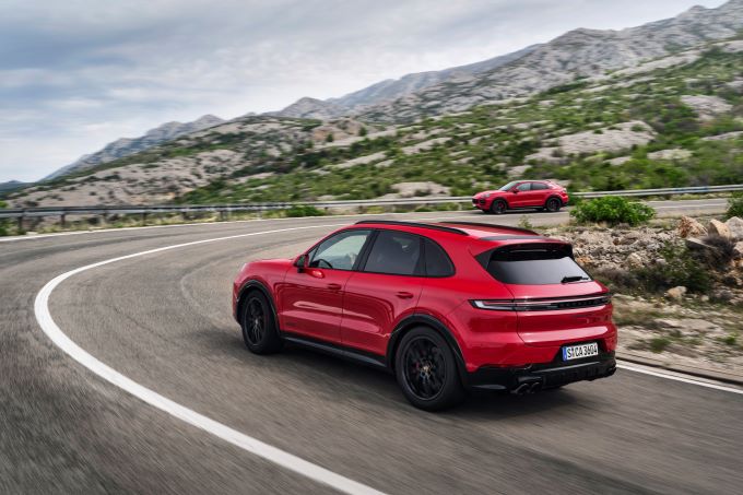 Performance, comfort and exclusivity: 2 images of the new Porsche Cayenne GTS