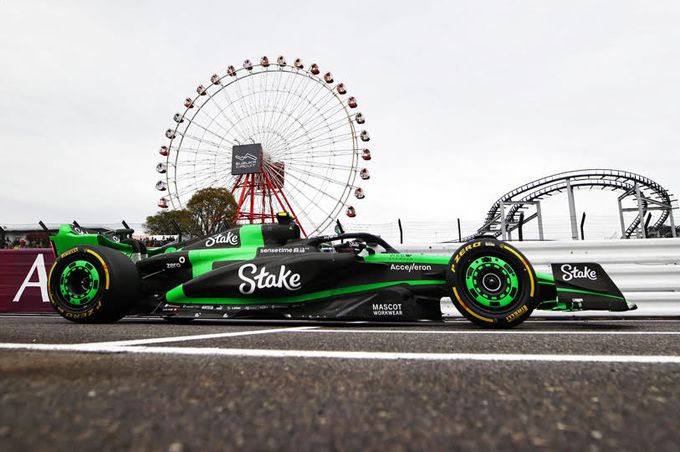 Zhou Guanyu op Suzuka