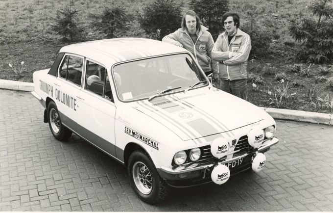 Bruno van Traa en Wim Luijbregts met de nieuwe Triumph Dolomite Sprint