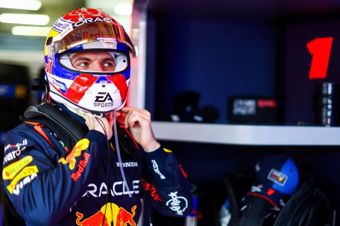 Max Verstappen @ GP China 2024 met Verstappen-livery op helm