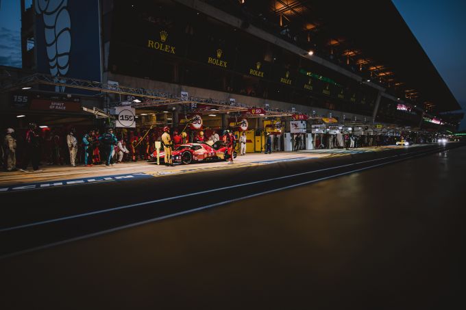 24 Uur Le Mans 2024 Ferrari twee op rij Foto 2 pitstop by night