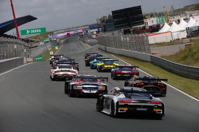 nADAC GT Masters zondagrace Zandvoort start van de race op de achterkant gezien