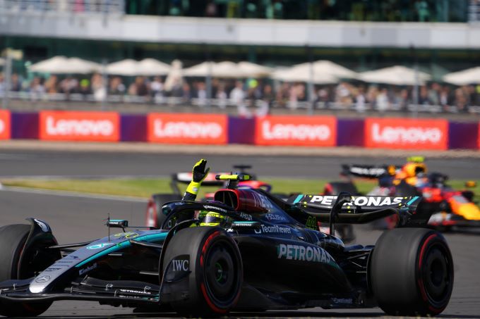 Lewis Hamilton achtervolgd door Max Verstappen
