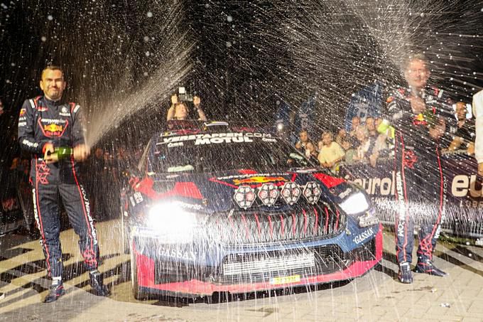 Voormalig F1-coureur Jos Verstappen (rechts) en navigator Renaud Jamoul winnen met Skoda de 42e Eurol Hellendoorn Rally