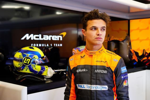 Lando Norris kijkt nors 