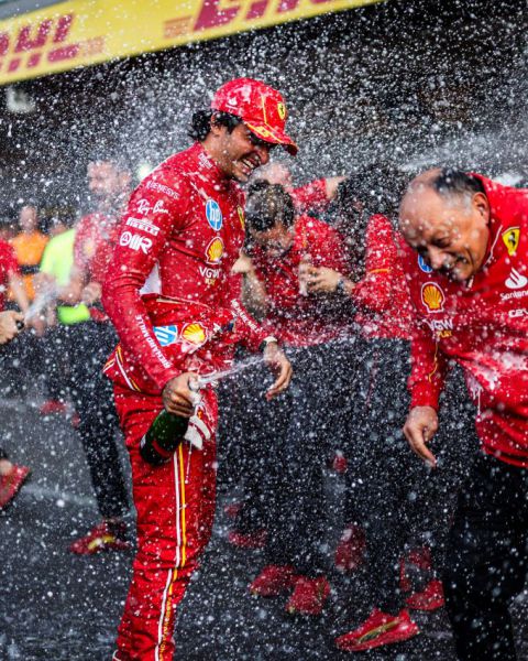 Carlos Sainz F1 Ferrari winnaar GP Mexico 2024 Foto 2 met teambaas Fred Vasseur