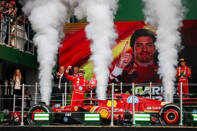 Carlos Sainz F1 Ferrari winnaar GP Mexico 2024 Foto 1 podium