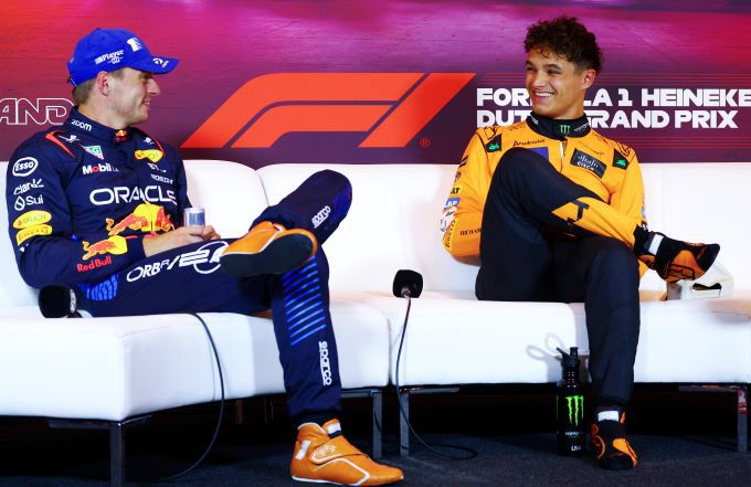 Max Verstappen (L) en Lando Norris (R)