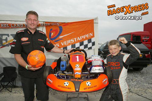Jos Verstappen en Max Verstappen scoren titel Mini Juniors photo by Bas Kaligis racexpress 