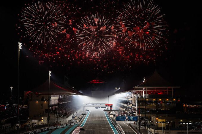 Stake F1 Team KICK Sauber reist af naar Yas Marina