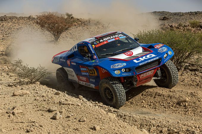 Tim en Tom Coronel met schrik in de benen door eerste Dakar-etappe