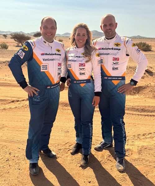 Anja van Loon, Jan en Ben van de Laar met de Iveco Powerstar