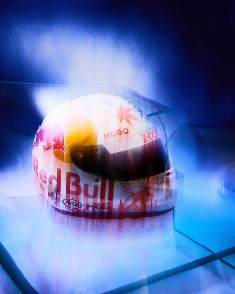 Racing bulls helmen en overalls