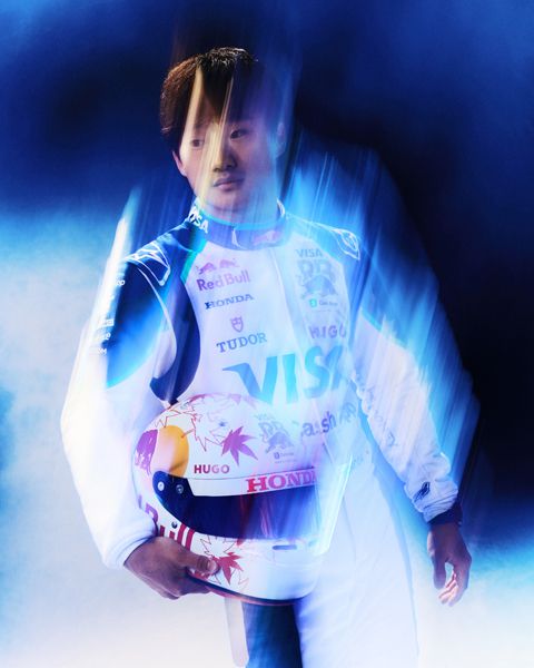 Racing bulls helmen en overalls