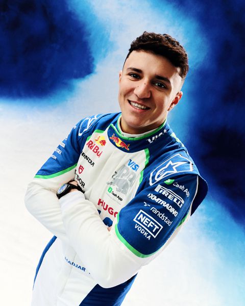 Racing bulls helmen en overalls