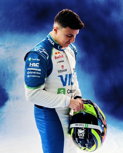 Racing bulls helmen en overalls