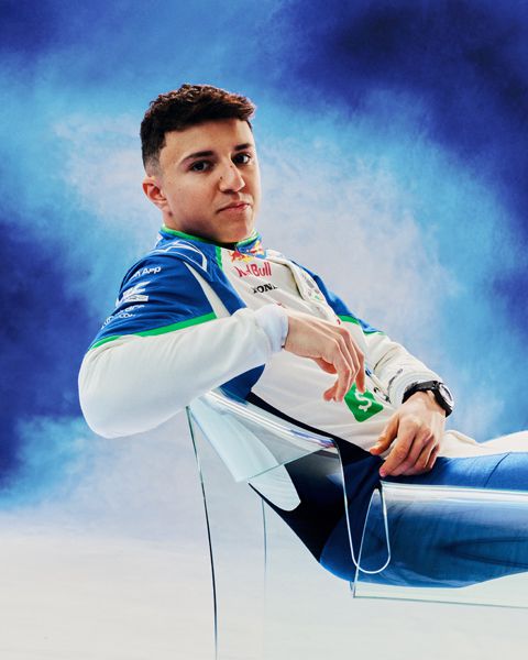 Racing bulls helmen en overalls