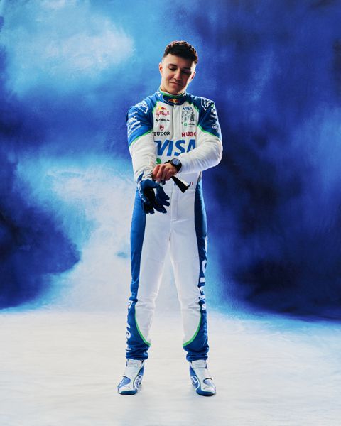 Racing bulls helmen en overalls