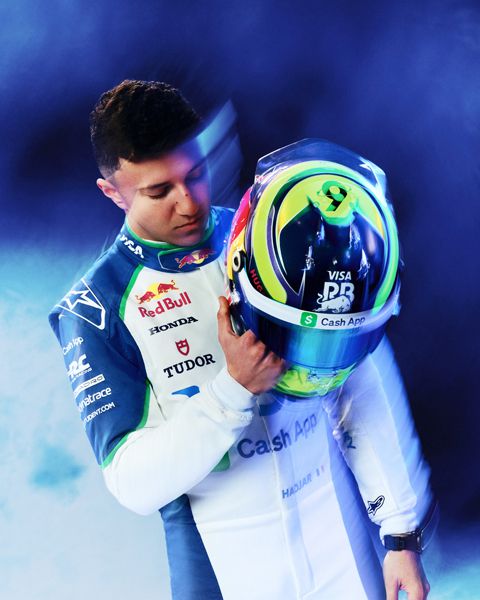 Racing bulls helmen en overalls