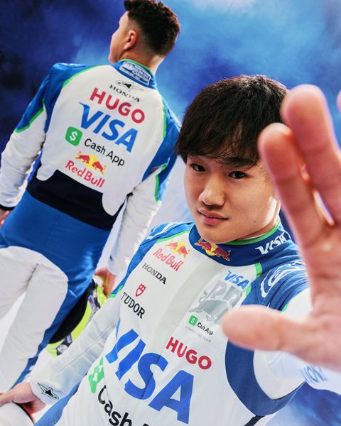 Racing bulls helmen en overalls