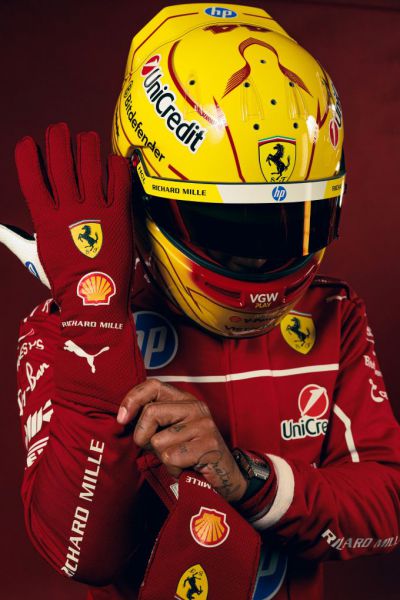 Ferrari F1 Lewis Hamilton Foto 2 Lewis met gele helm