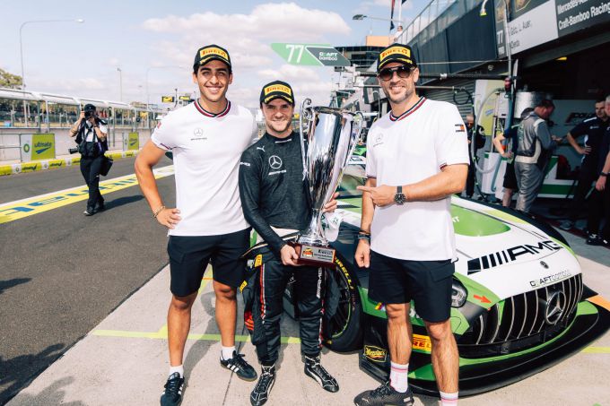 Bathurst 12H Foto 1 Lucas Auer met trofee pole position