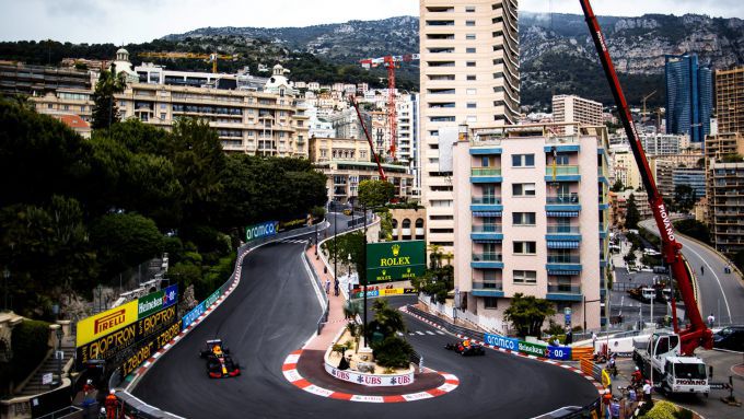 Het circuit van Monaco met het wrak van de auto van Sergio Prez tijdens de start van de Grand Prix van 2024