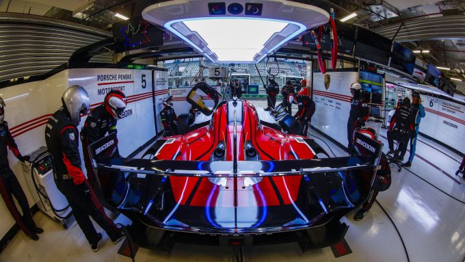 FIA World Endurance Championship WEC Qatar 1812km Porsche kwalificatie Foto 3 achteraanzicht 963 pitbox
