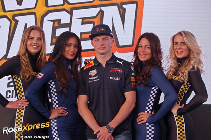 #f1 #MaxVerstappen #GridGirls