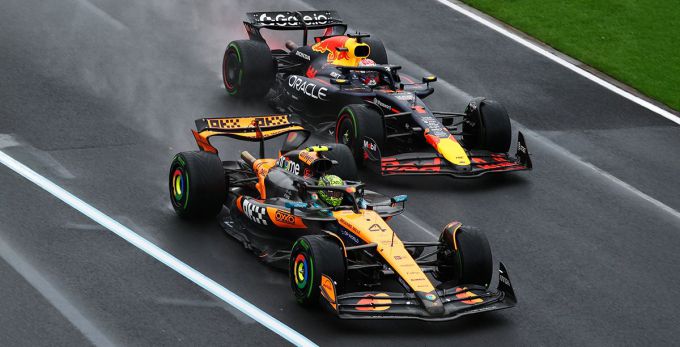 McLaren versus Red Bull bron foto Pirelli