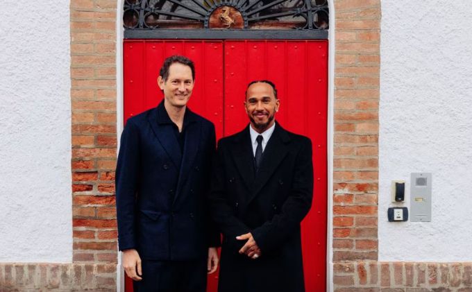 Lewis Hamilton en Johann Elkann F1 Ferrari