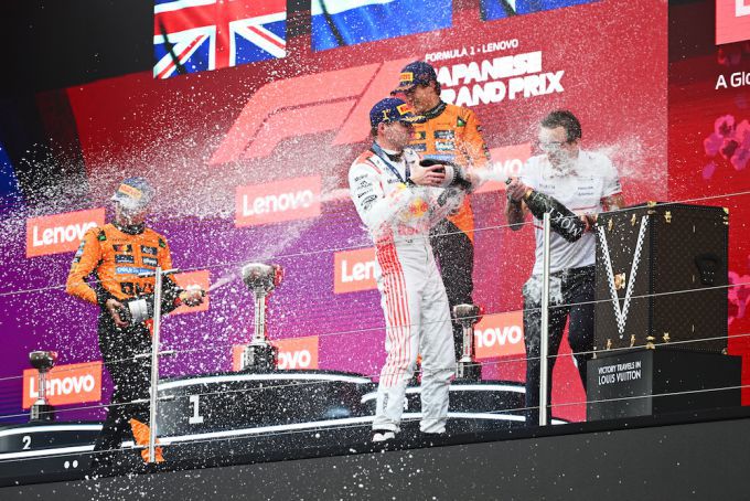 Max Verstappen champagne