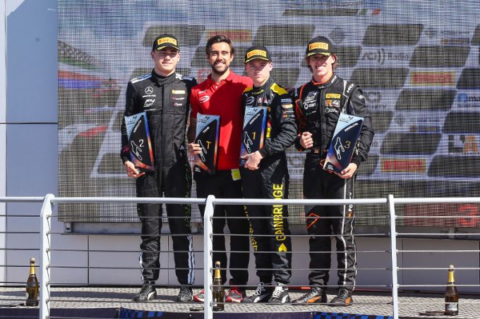 Sebastian Wheldon wint race 3. Alex Powell tweede, Maksimilian Popov derde op het podium