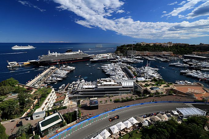 Max Verstappen op stratencircuit zijn woonplaats Monaco