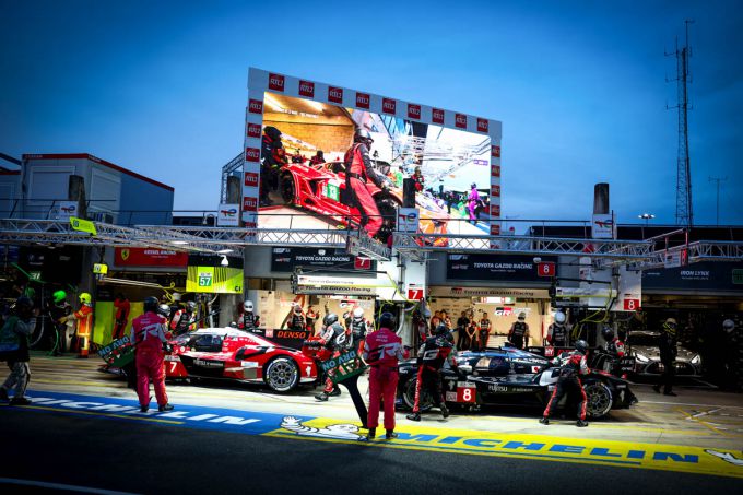 24H Le Mans 2025 nachttraining woensdag Foto 3 Toyota pitbox