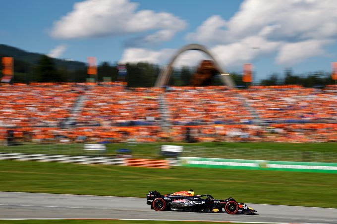 GP Oostenrijk 2025 F1 Red Bull Ring Foto 10 Max voorbij aan orane legioen