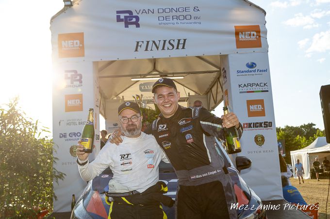 Max van Empel en Eddy Smeets pakken Rally5-titel in GTC Rally en mogen met champagne spuiten