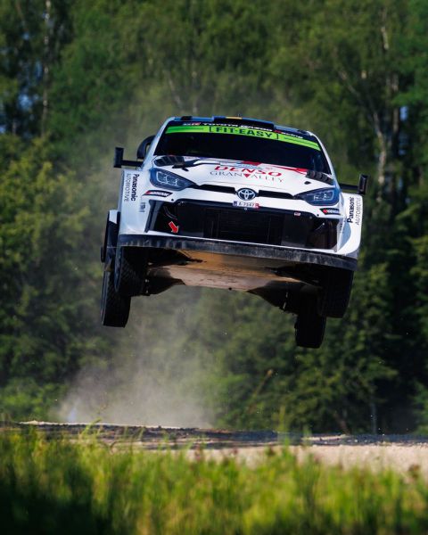 Oliver Solberg en Elliott Edmondson winnaars FIA World Rally Championship 2025 Delfi Rally Estonia - Toyota GR Yaris Rally1 Foto 4