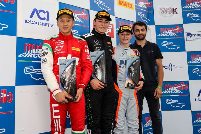 Alex Powell viert overwinning in Mugello