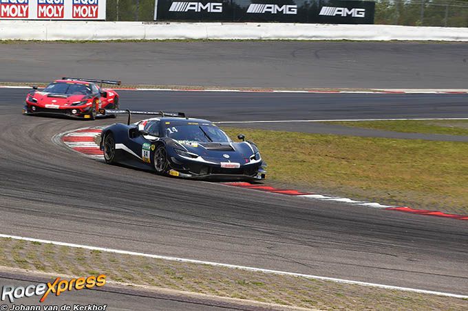 DTM Nrburgring zaterdag 9 augustus 2025 Foto 3 Johann van de Kerkhof Jack Aitken actie
