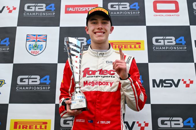 Taylor staat bovenaan de GB4 ranglijst met doorbraak overwinning in Silverstone