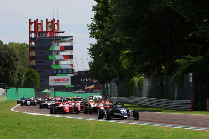 Gabriel Gomez wint race 1 van het Italiaanse F4 Kampioenschap in Imola