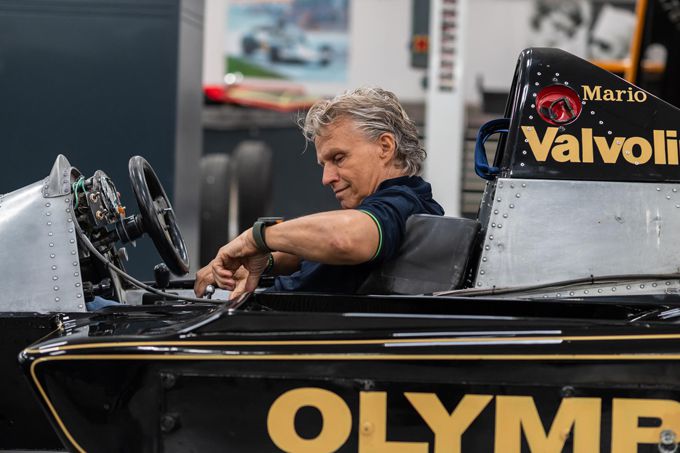 Jan Lammers achter het stuur van  Lotus F1-auto waarin hij 46 jaar geleden testte voor F1-zitje