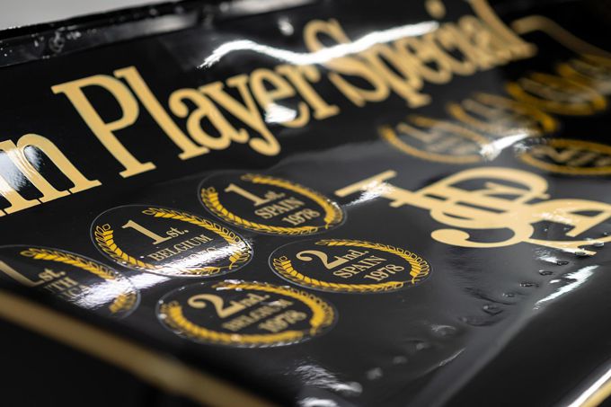 Jan Lammers achter het stuur van  Lotus F1-auto waarin hij 46 jaar geleden testte voor F1-zitje