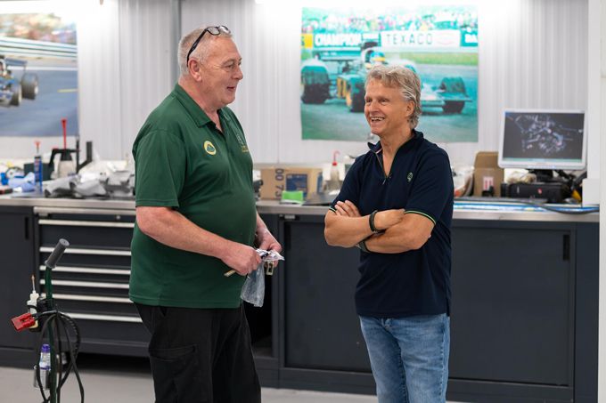Jan Lammers achter het stuur van  Lotus F1-auto waarin hij 46 jaar geleden testte voor F1-zitje