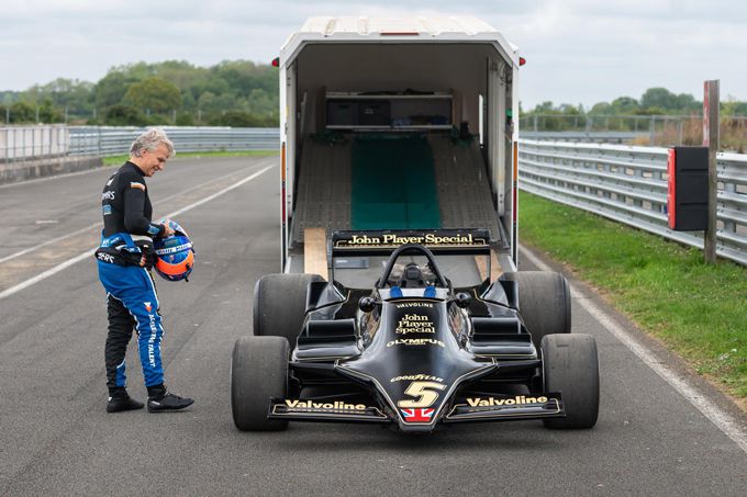 Jan Lammers achter het stuur van  Lotus F1-auto waarin hij 46 jaar geleden testte voor F1-zitje