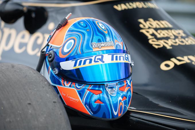 Jan Lammers achter het stuur van  Lotus F1-auto waarin hij 46 jaar geleden testte voor F1-zitje