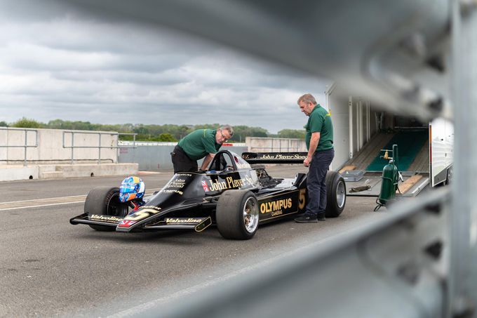 Jan Lammers achter het stuur van  Lotus F1-auto waarin hij 46 jaar geleden testte voor F1-zitje